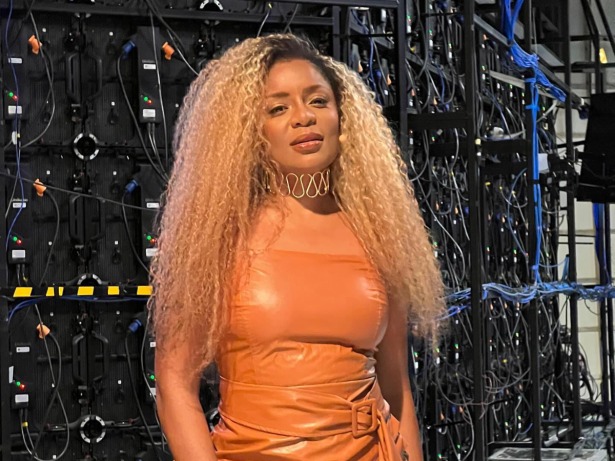 Após flagra com filho de Gugu, Cariúcha é alvo de racismo nas redes