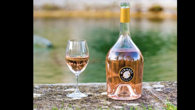 A festa com vinhos de Brad Pitt, taças austríacas e joias de Bordeaux