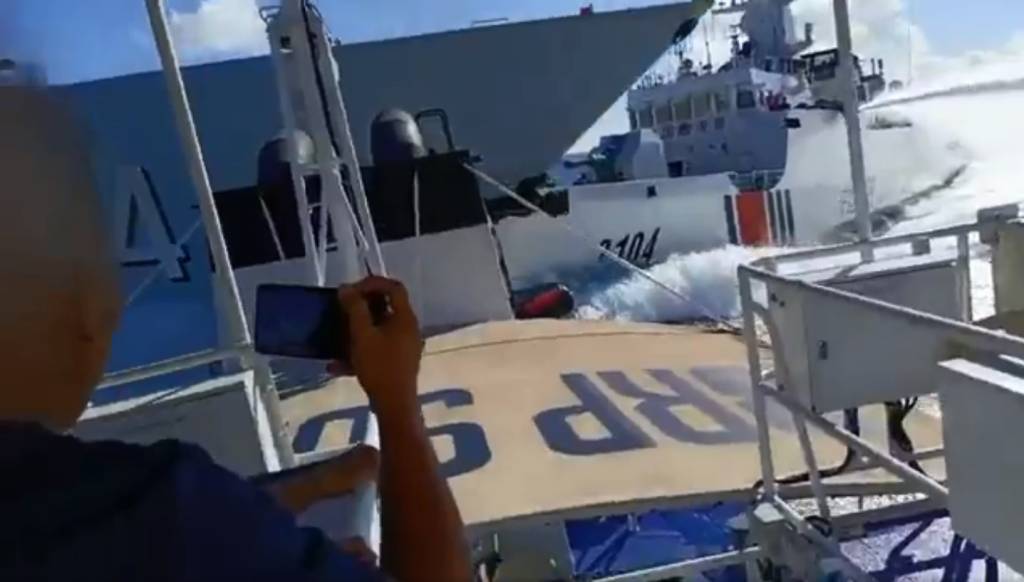 Vídeos mostram colisão entre navios chineses após perseguição no Mar da China Meridional