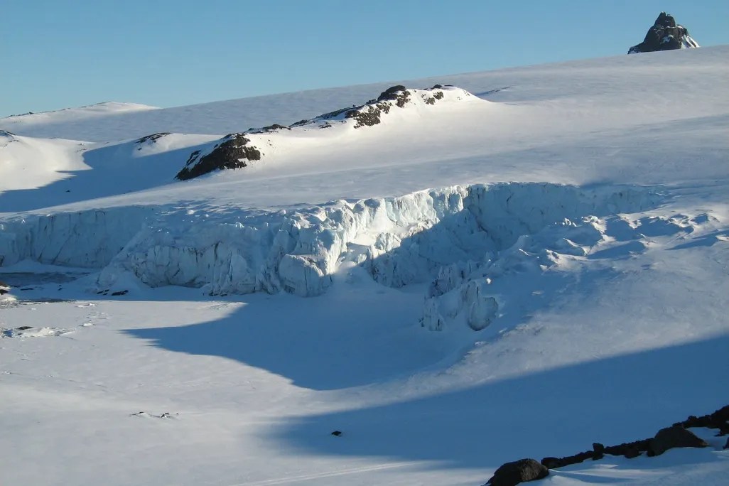 Glaciar Ecology, na Ilha King George, na Antártida, durante o inverno, onde foram recuperados os restos mortais de Dennis “Tink” Bell.