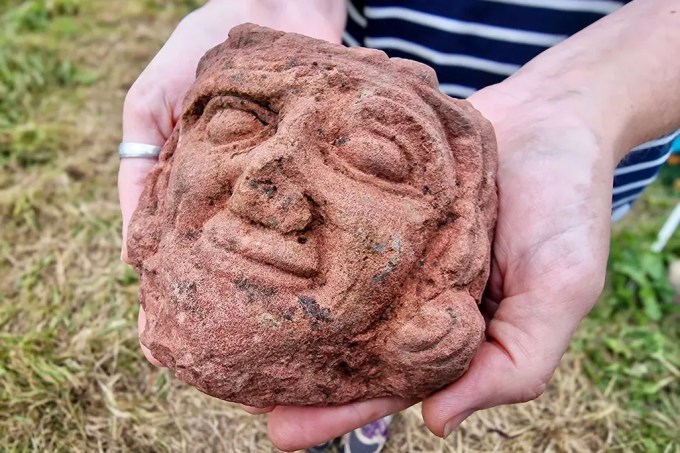 escultura rosto viking