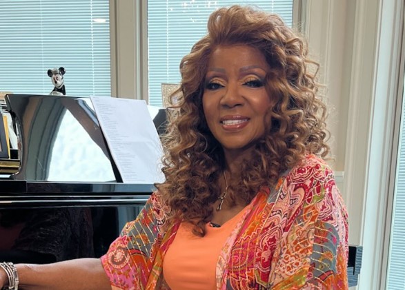 Gloria Gaynor faz doação a partido de Trump e revolta fãs
