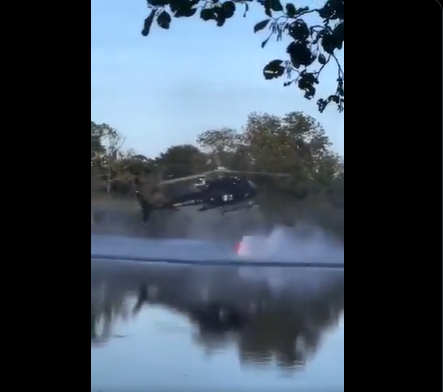 VÍDEO: Helicóptero cai em lago ao buscar água para combater incêndio