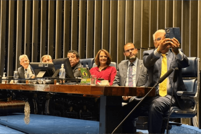 Senadores sentados à mesa principal do Senado