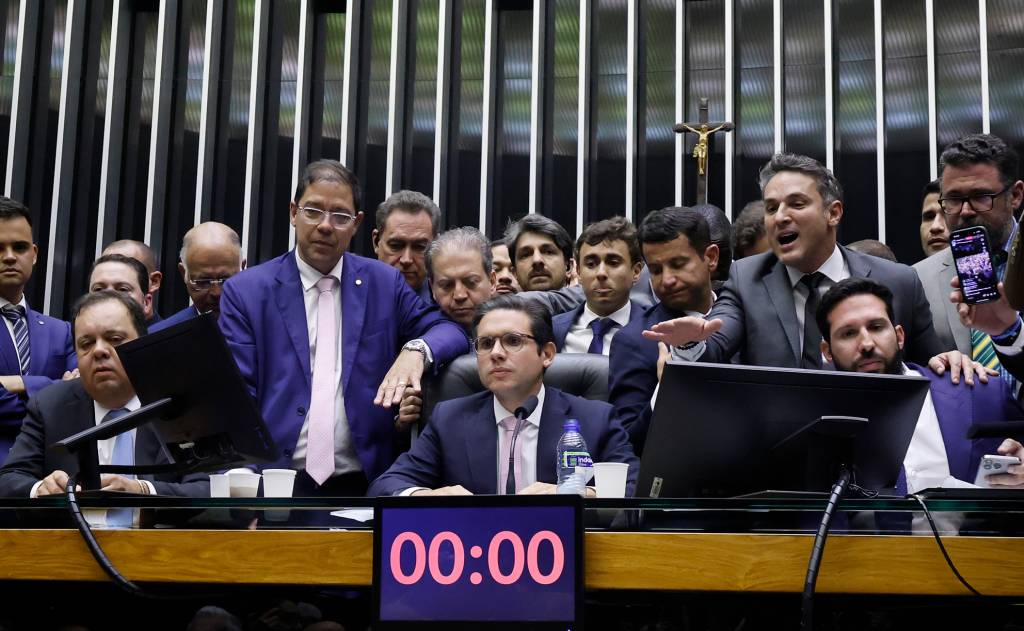 Presidentes da Câmara e do Senado perderam controle do plenário