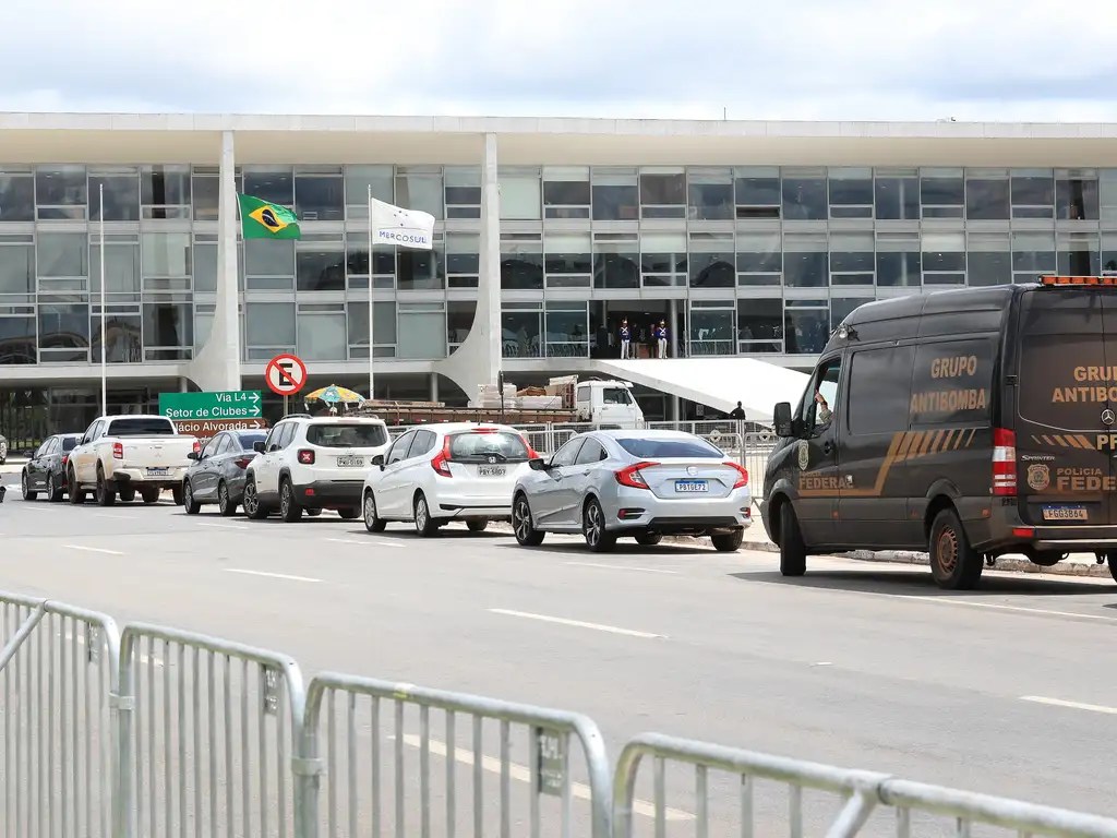 Homem é preso após ameaçar explodir mochila na Praça dos Três Poderes