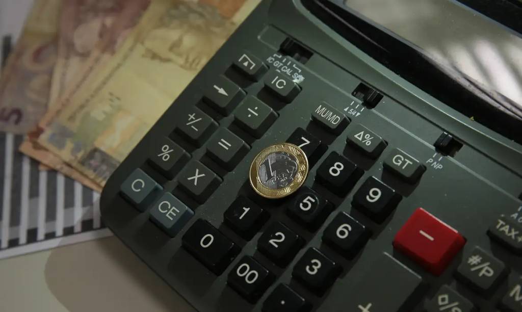 Brasileiro lança livro sobre matemática financeira para estudantes dos EUA