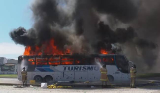 Ônibus incendiado por torcedores do Peñarol