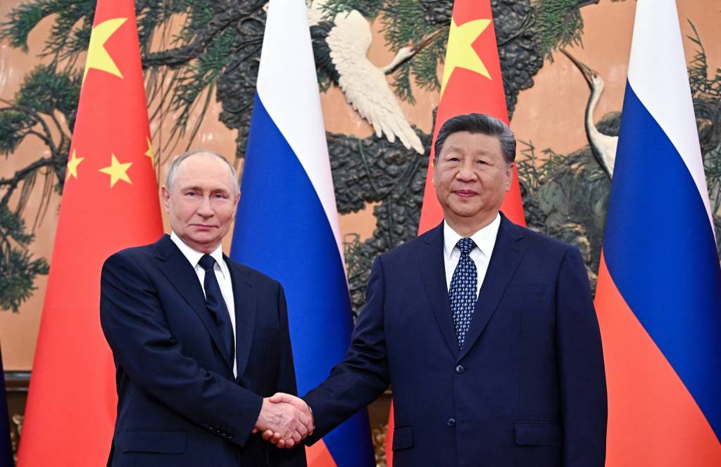 Em Pequim, Putin diz que Xi é ‘caro amigo’ e que laços Rússia-China são ‘sem precedentes’