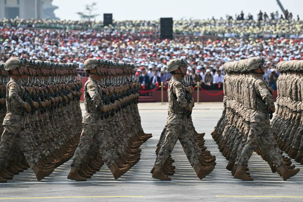 Em enorme desfile militar, Xi ostenta poderio bélico chinês e lista crescente de aliados