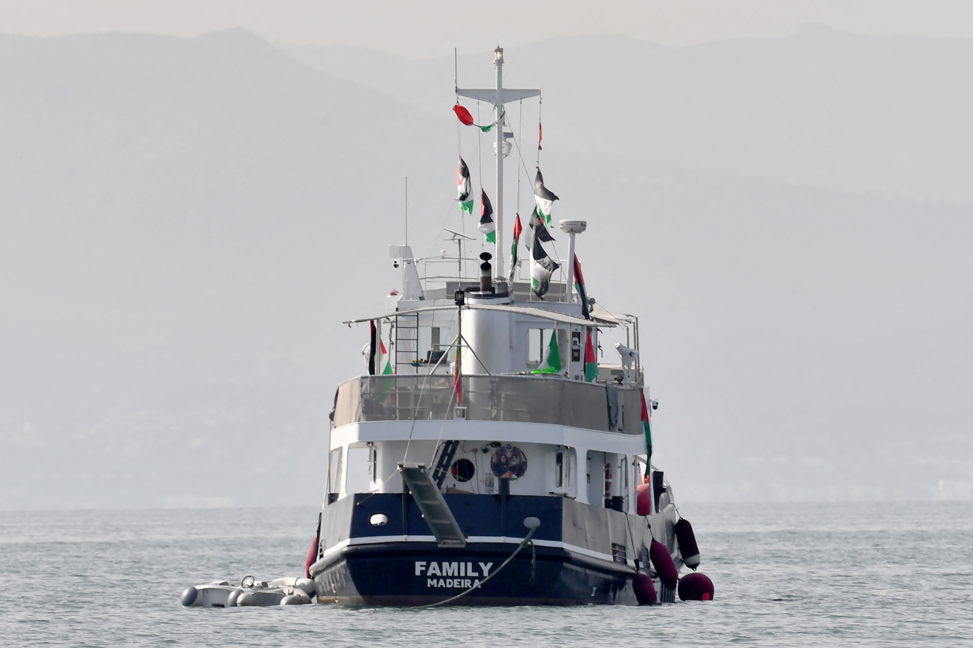 Vídeo: flotilha com ativistas e famosos que leva ajuda a Gaza diz ter sido atingida por drone