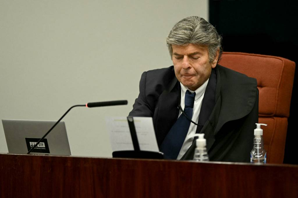 Mesmo que queira, Fux não deve participar de julgamento de recursos de Bolsonaro