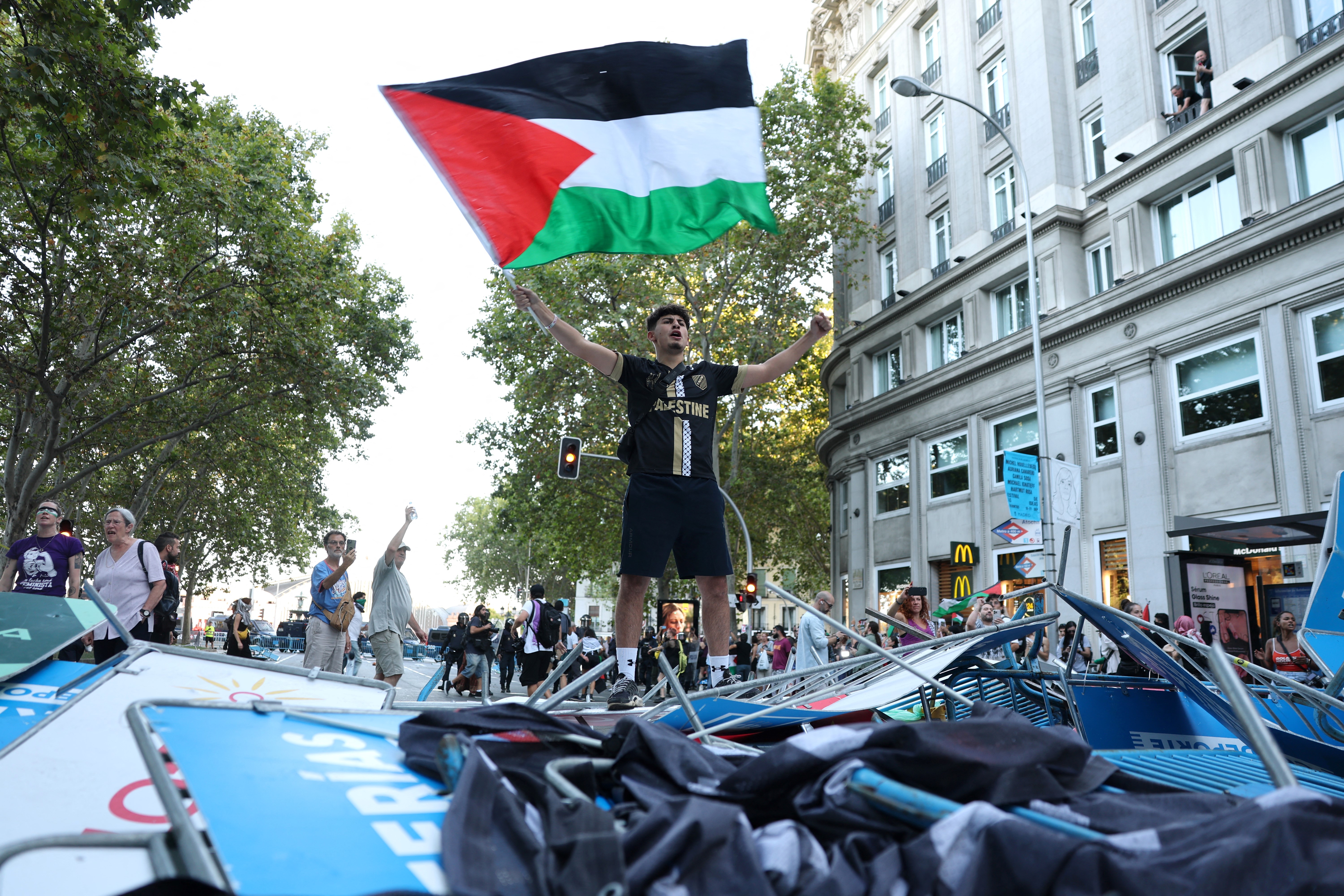 Vídeo: protesto pró-Palestina obstrui prova de ciclismo na Espanha e gera disputa política