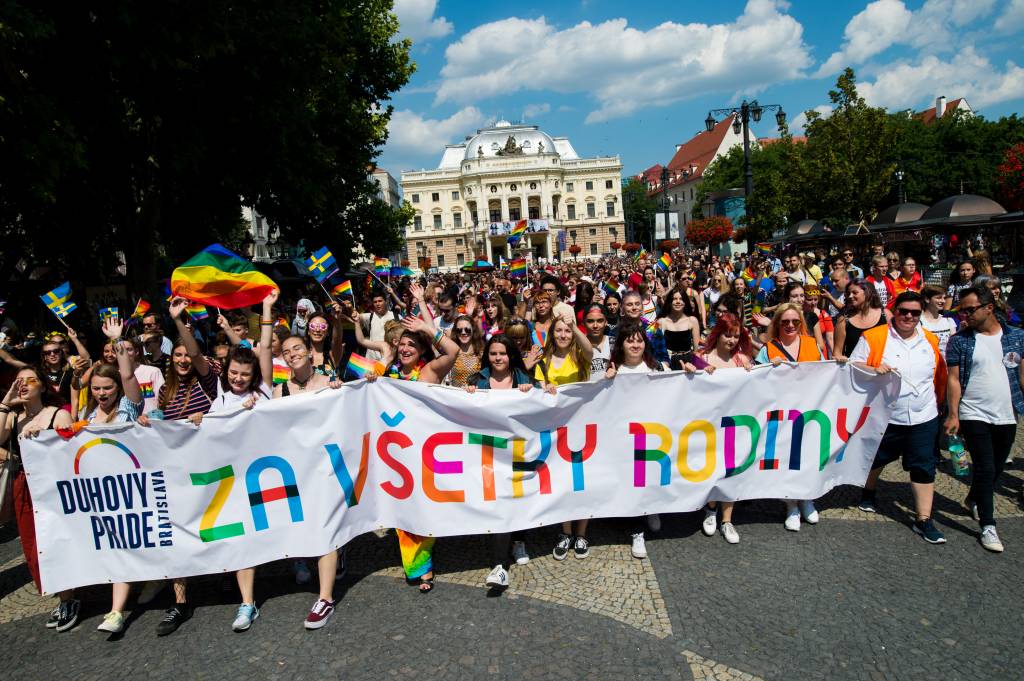 Eslováquia aprova emenda que reconhece apenas dois gêneros e restringe direitos LGBT+