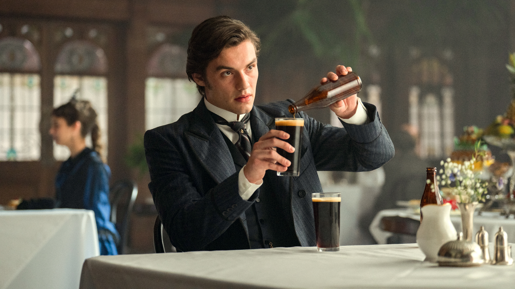 Minissérie de 8 episódios com trama viciante acaba de estrear na Netflix e já prende milhões de espectadores revistapazes.com - Minissérie de 8 episódios com trama viciante acaba de estrear na Netflix e já prende milhões de espectadores