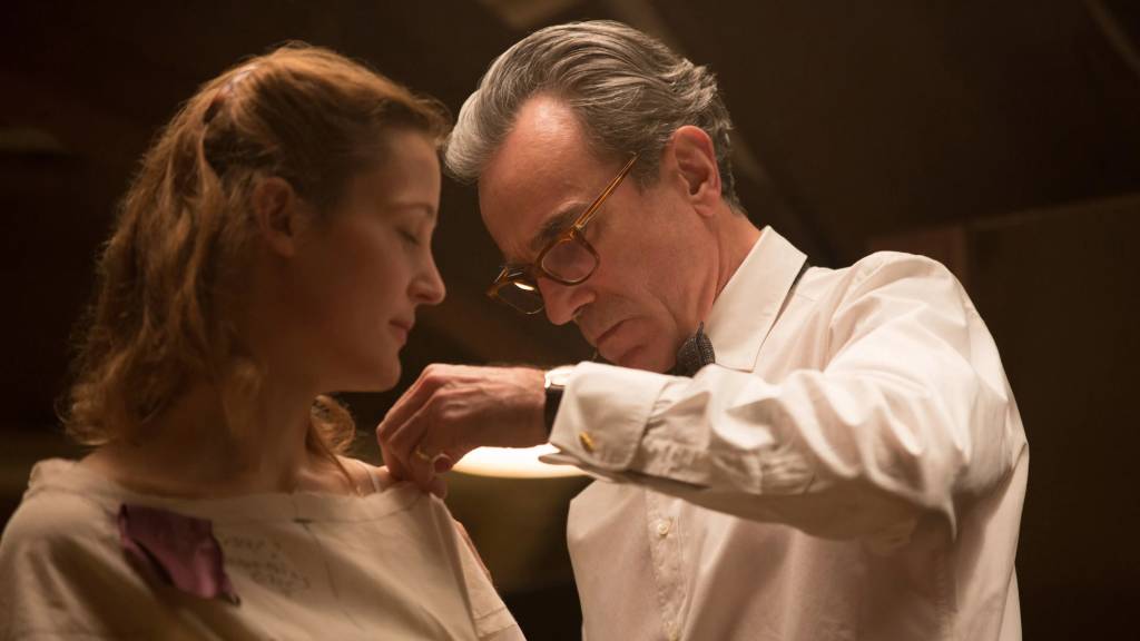 Vicky Krieps e Daniel Day Lewis em 'Trama Fantasma'