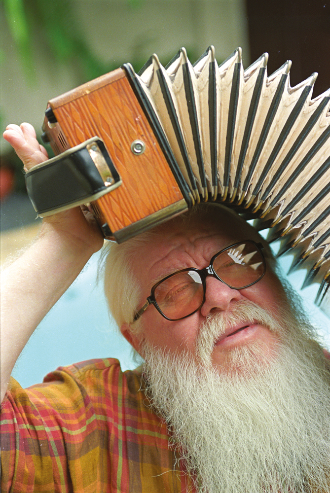 UNIVERSAL -&ensp;O genial Hermeto Pascoal: autodidata que tocava de tudo, incluindo chaleira, serrote, tamanco e a pr&oacute;pria barba