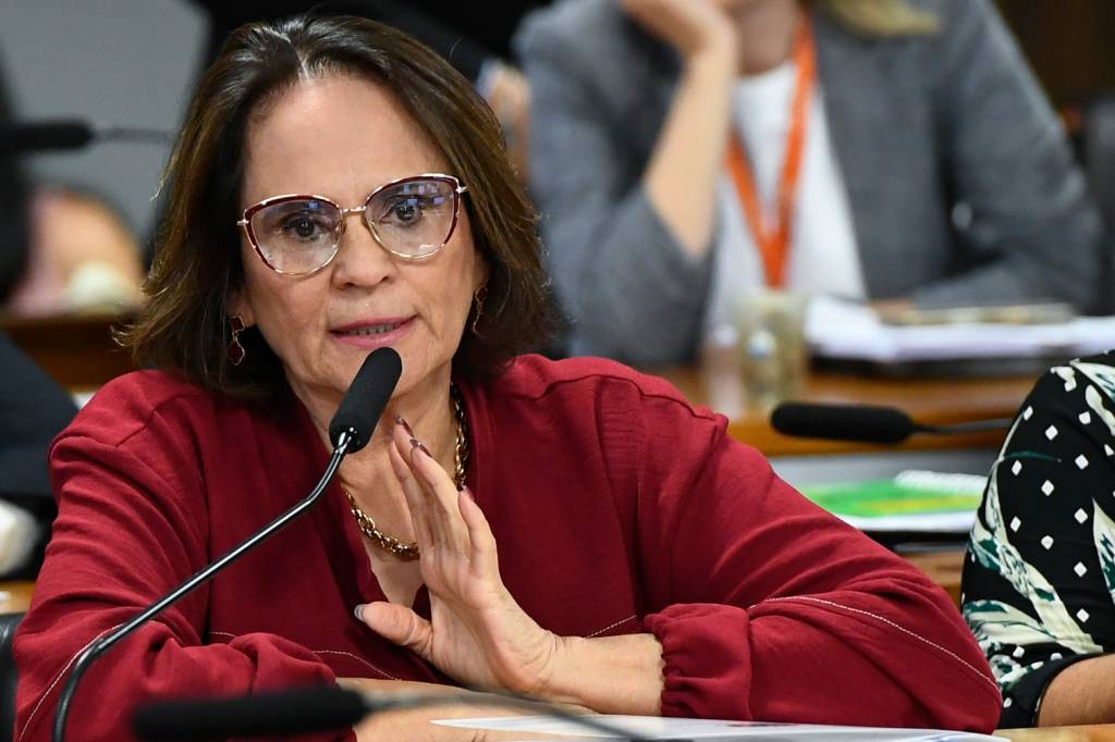 Damares diz que Bolsonaro corre risco de morte se for preso na Papuda