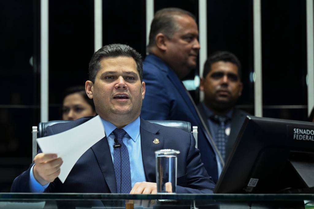 Alcolumbre pauta aposentadoria especial para agentes de saúde