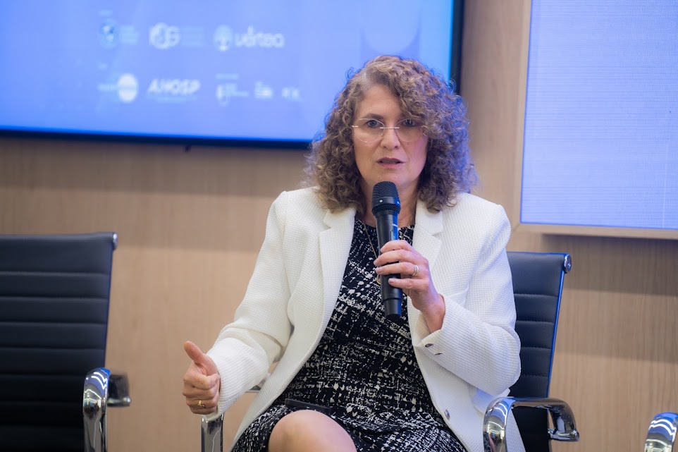 Infectologista Ana Gales durante o 26º Congresso de Infectologia, em Florianópolis