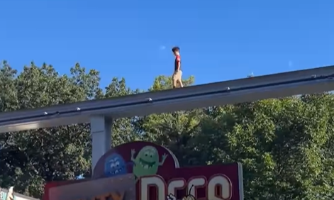 Pesadelo dos pais: filho se perde em parque e para nos trilhos de brinquedo; veja vídeo