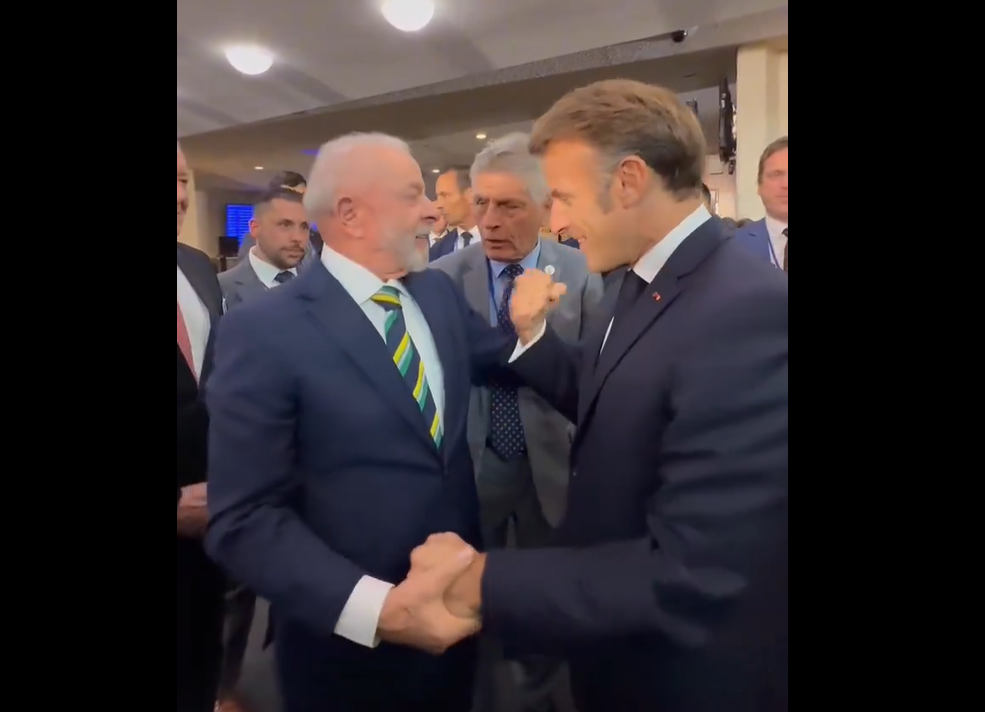 Elogios e braços dados: Macron chama Lula de ‘guerreiro’ em encontro na ONU