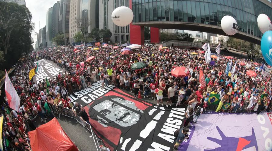 A repercussão internacional das manifestações contra PEC da Blindagem e anistia