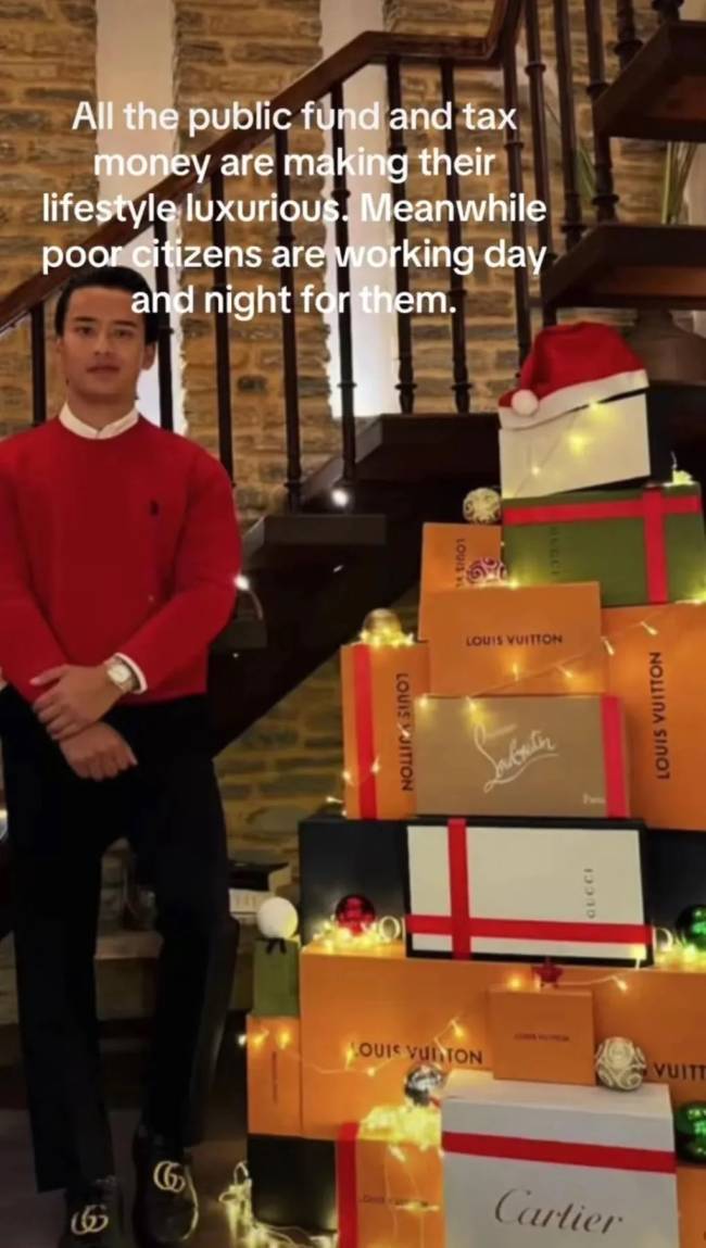 Saugat Thapa, filho do político nepalês Bindu Kumar Thapa (acusado de corrupção), posando em frente a uma “árvore de Natal” feita de mais de 30 caixas de presentes de luxo de marcas como Cartier, Louis Vuitton e Gucci. -