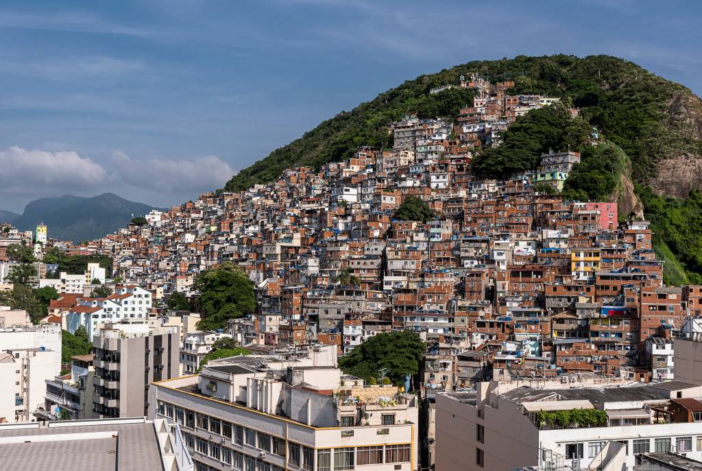Quase 20% dos moradores de favelas no Brasil residem em vias onde só se acessa a pé, moto ou bicicleta