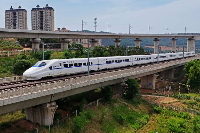 Um trem de alta velocidade circula pelo território da cidade de Yantai, na província de Shandong, China, em 30 de junho de 2025