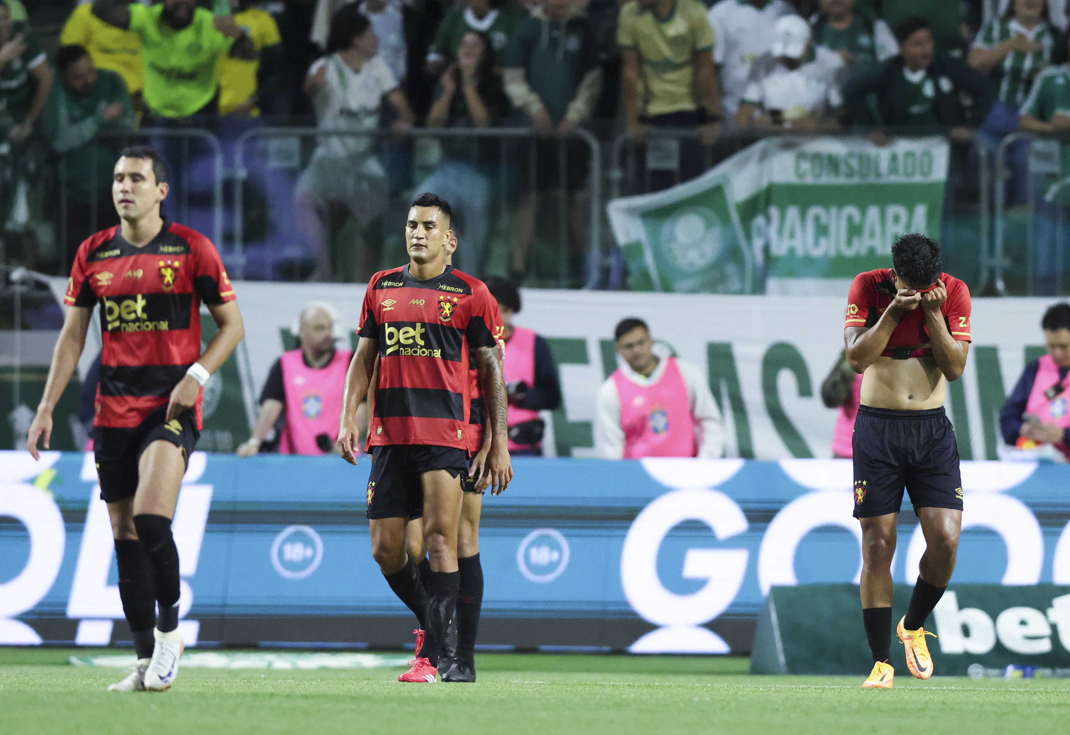 SAO PAULO, BRAZIL - AUGUST 25: Players of Sport Recife react during a Brasileirao 2025 match at Allianz Parque on August 25, 2025 in Sao Paulo, Brazil. (Photo by Alexandre Schneider/Getty Images)