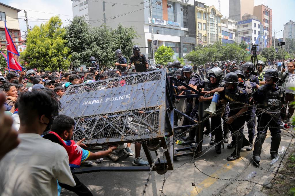 Protestos violentos no Nepal deixam pelo menos 19 mortos e dezenas de feridos