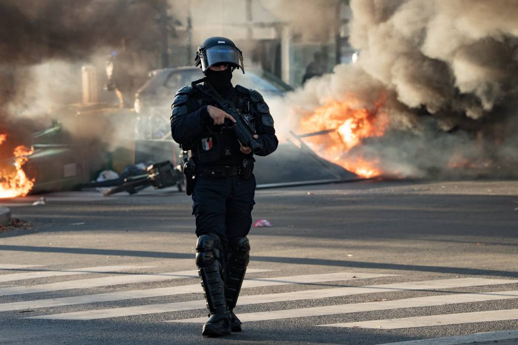 França enfrenta onda de protestos após posse de aliado de Macron como primeiro-ministro