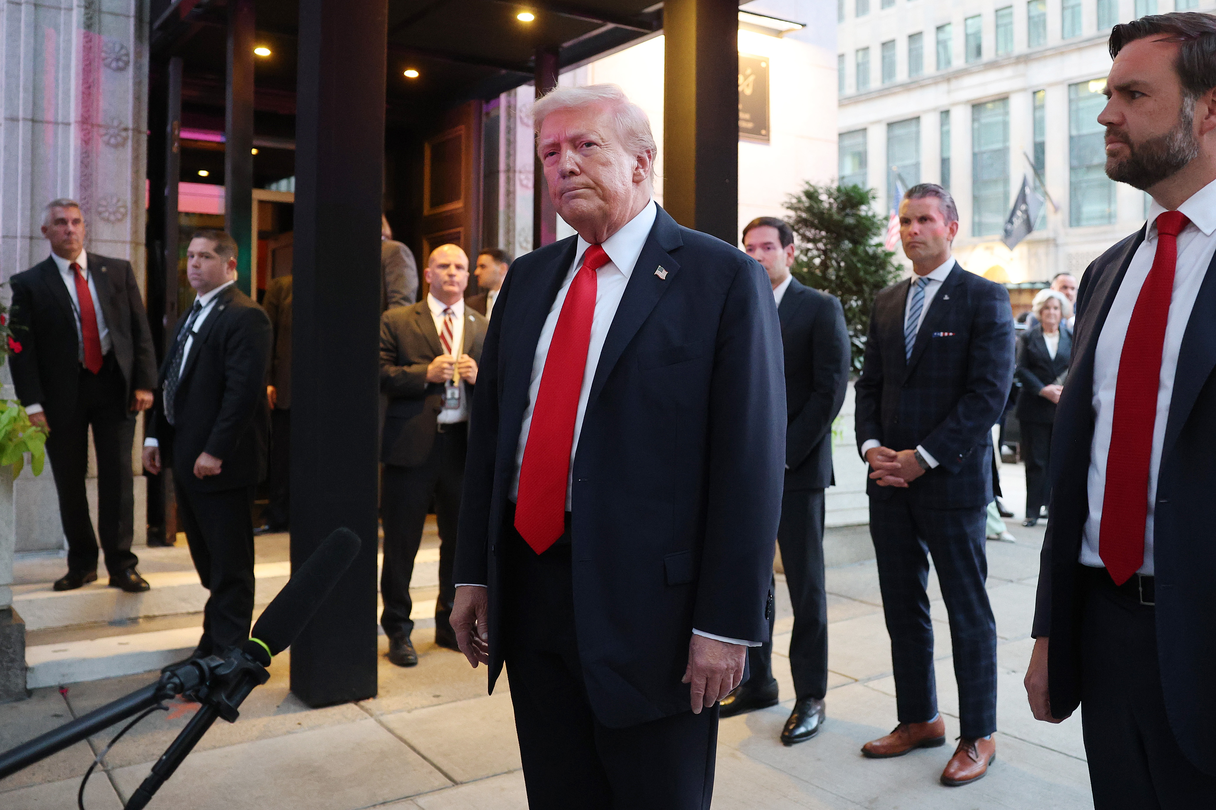 VÍDEO: Trump é vaiado e chamado de ‘Hitler do nosso tempo’ em jantar em Washington