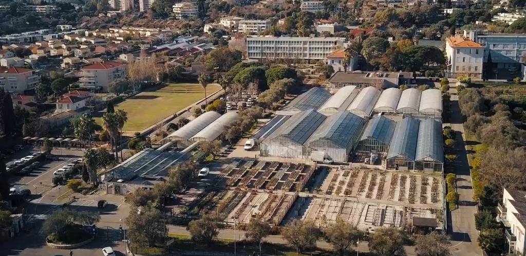 Homem é preso após esfaquear duas pessoas em escola francesa