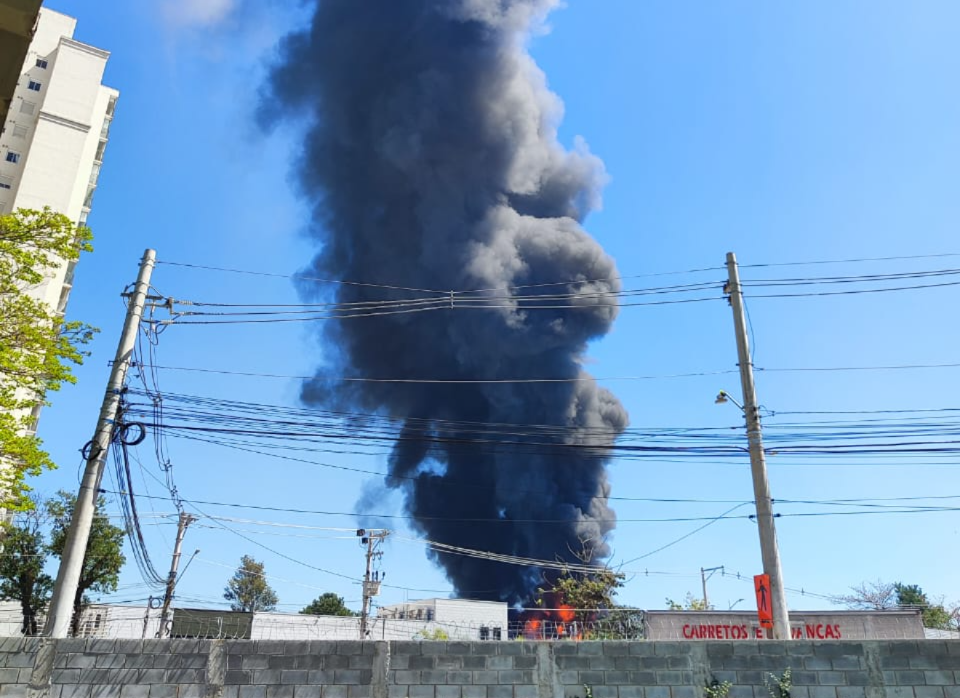 Incêndio atinge galpão na Zona Oeste de São Paulo