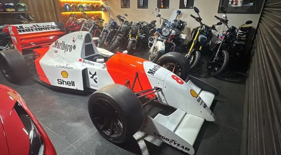 McLaren MP4/8 .