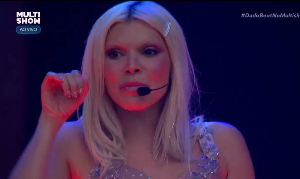 Duda Beat é detonada no The Town, mesmo com Renato Góes no palco