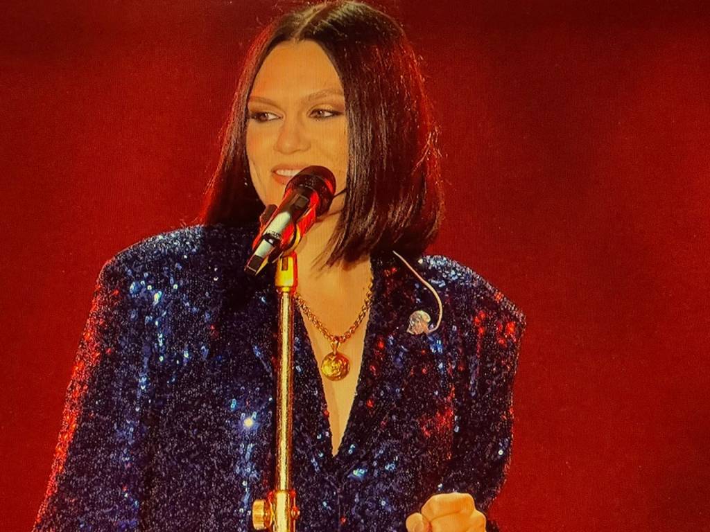 Jessie J expõe drama com câncer em show intimista no The Town