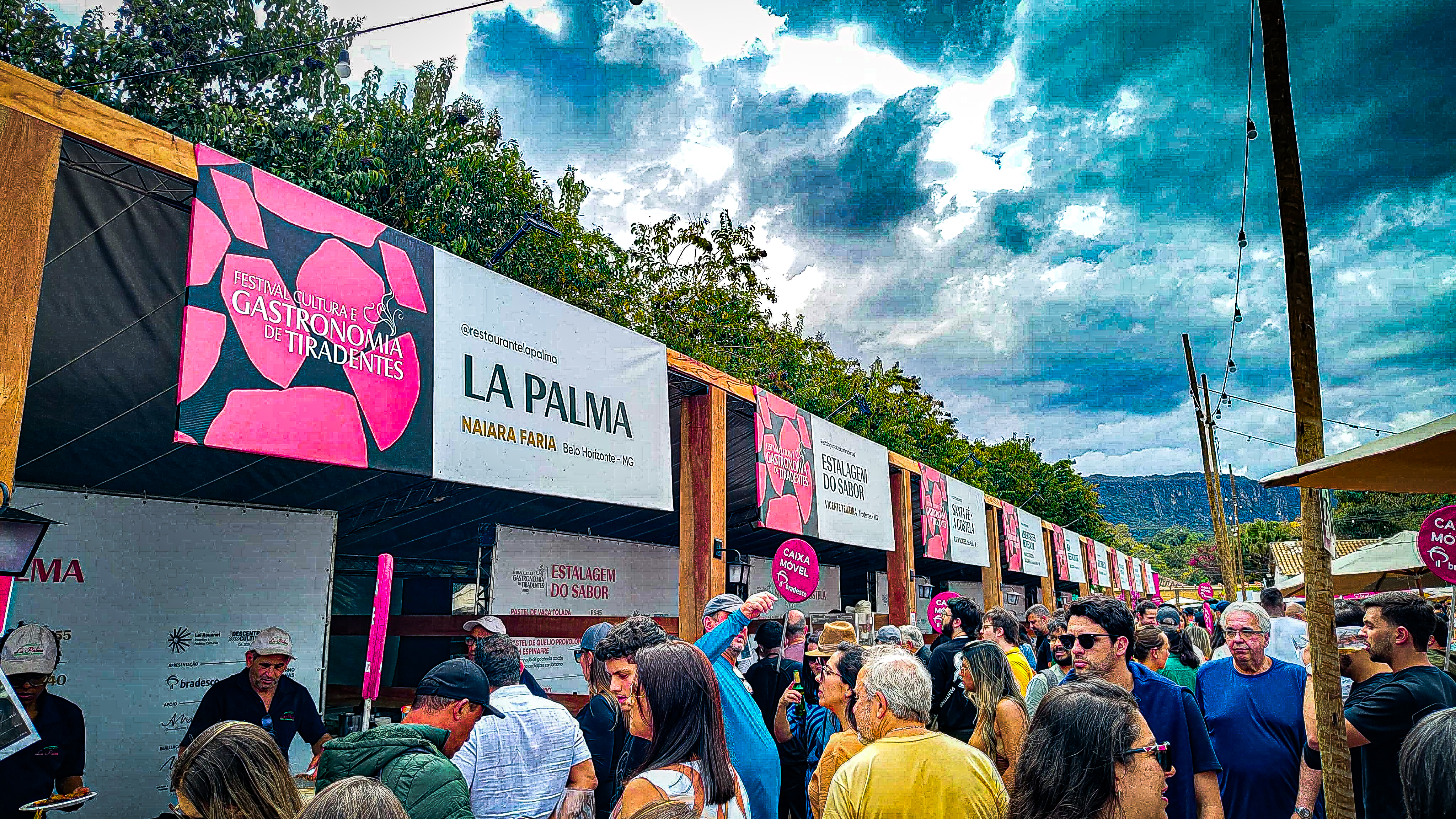 As barracas de restaurantes no Festival Cultura e Gastronomia de Tiradentes