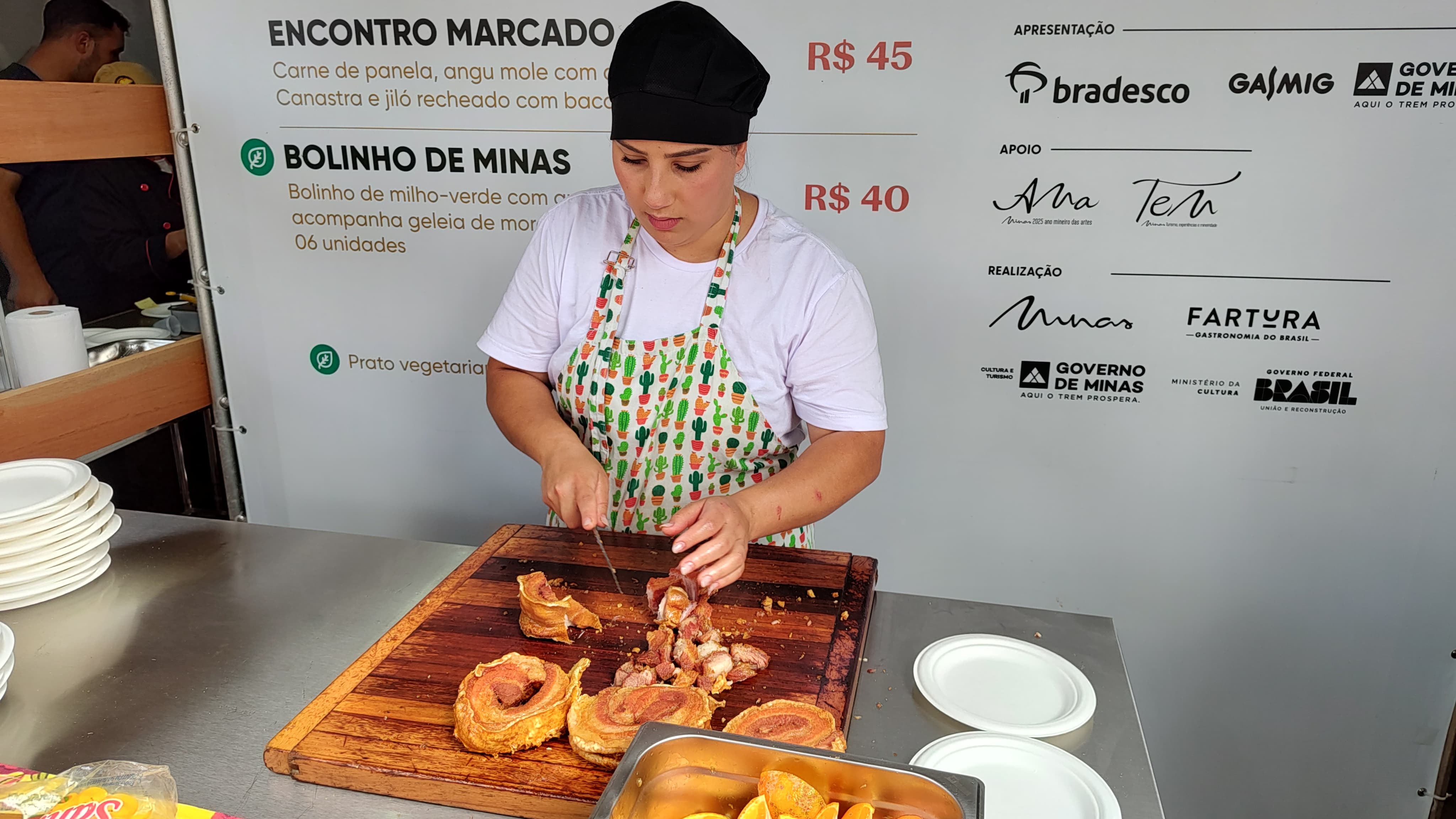 O famoso torresmo do Bar do Zezé, que esgotou antes mesmo do fim do evento, tamanha a procura