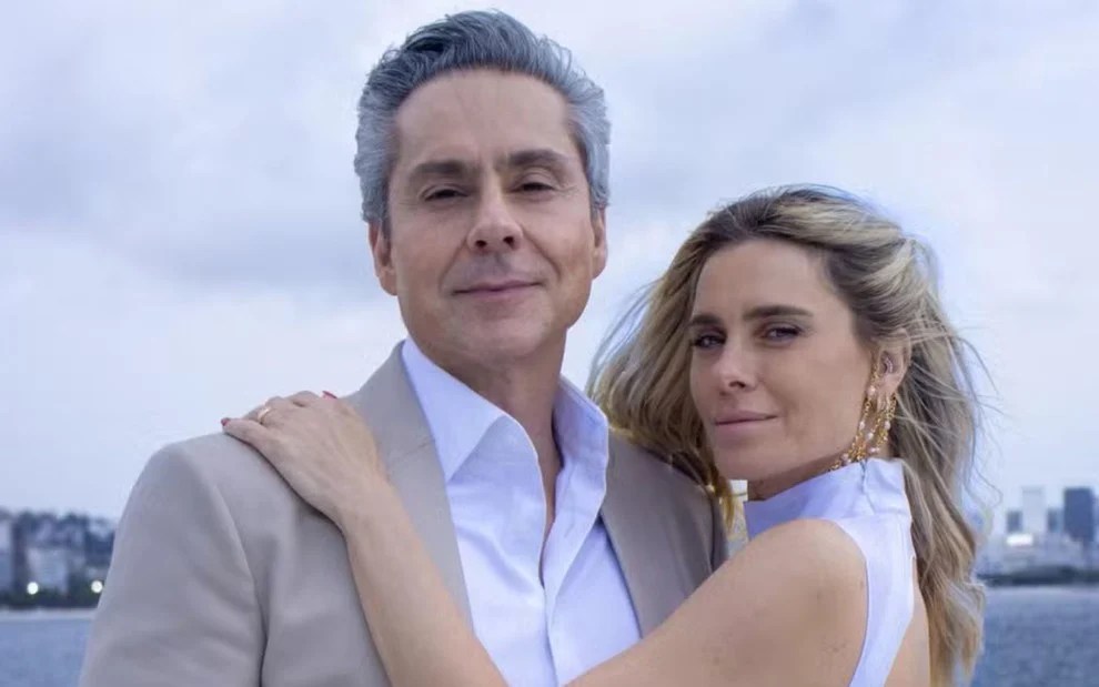 Marco Aurélio (Alexandre Nero) e Leila (Carolina Dieckmmann) se casam em 'Vale Tudo'
