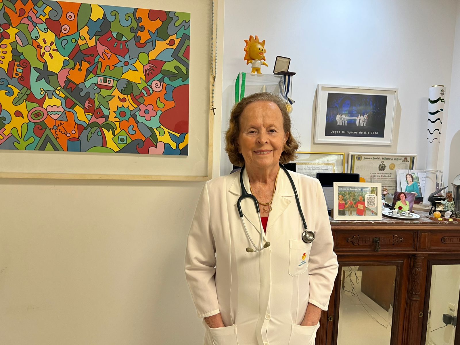 Médica Rosa Célia no consultório