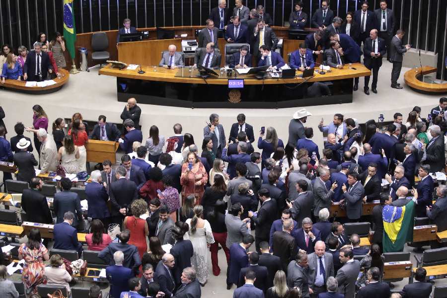 Colunistas de VEJA analisam andamento da PEC da Blindagem e anistia a golpistas