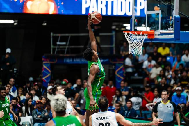 Georginho de Paula enterra bola na final da Copa América de Basquete