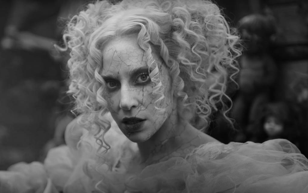 Lady Gaga lança nova canção com clipe macabro dirigido por Tim Burton