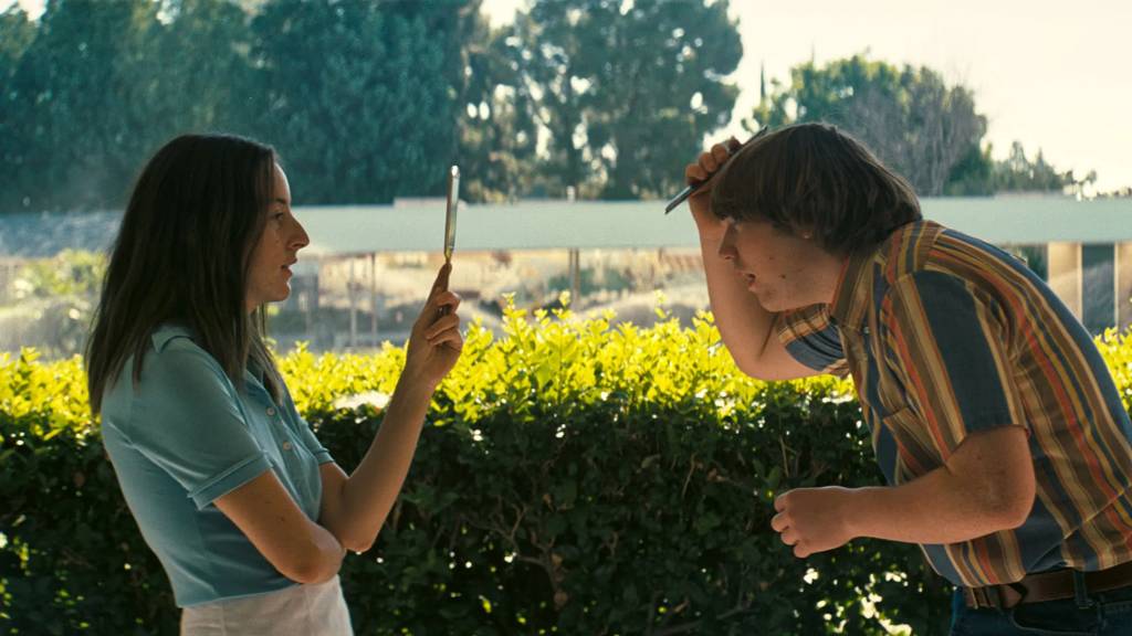 Alana Haim e Cooper Hoffman em 'Licorice Pizza'