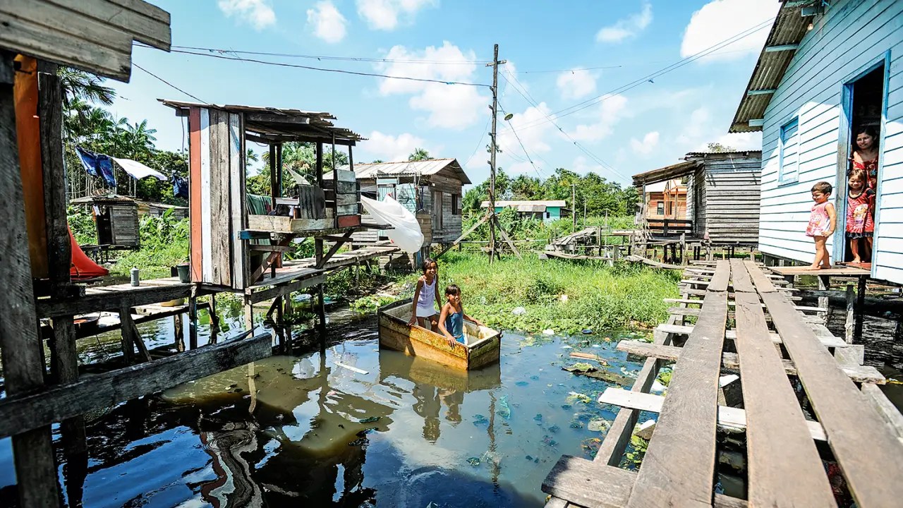 Esgoto margeia casas em Macapá (AP). Na Região Norte, situação ainda é crítica