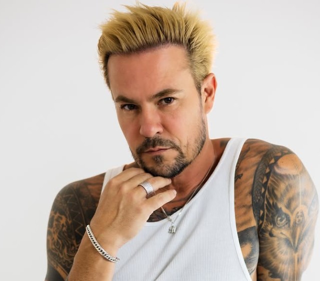 Paulo Vilhena aparece caracterizado como Gugu Liberato; confira