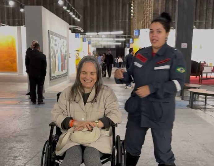 Regina Duarte deixa evento em SP usando cadeira de rodas